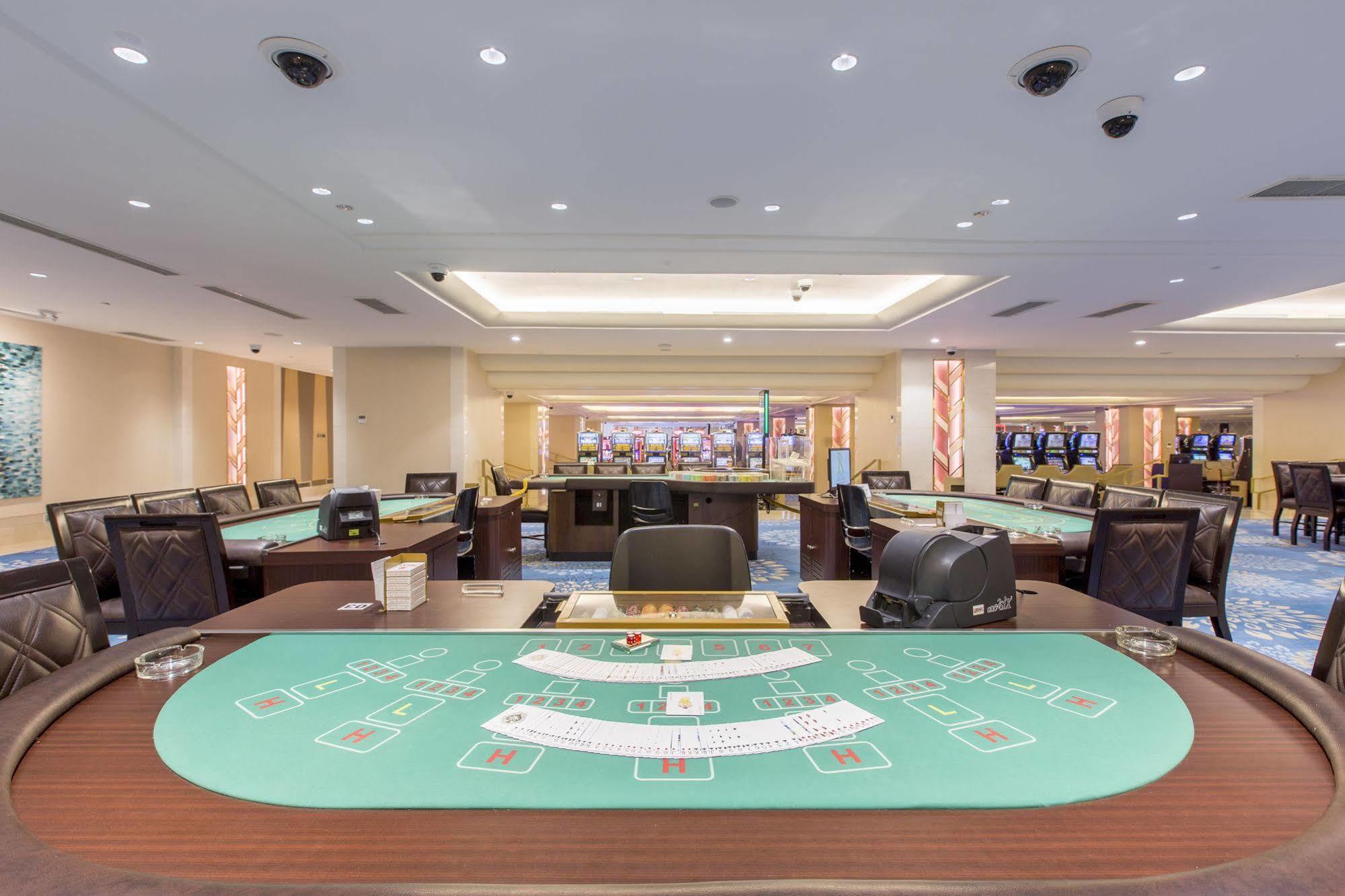 Royce Hotel & Casino Clark Field Exteriör bild