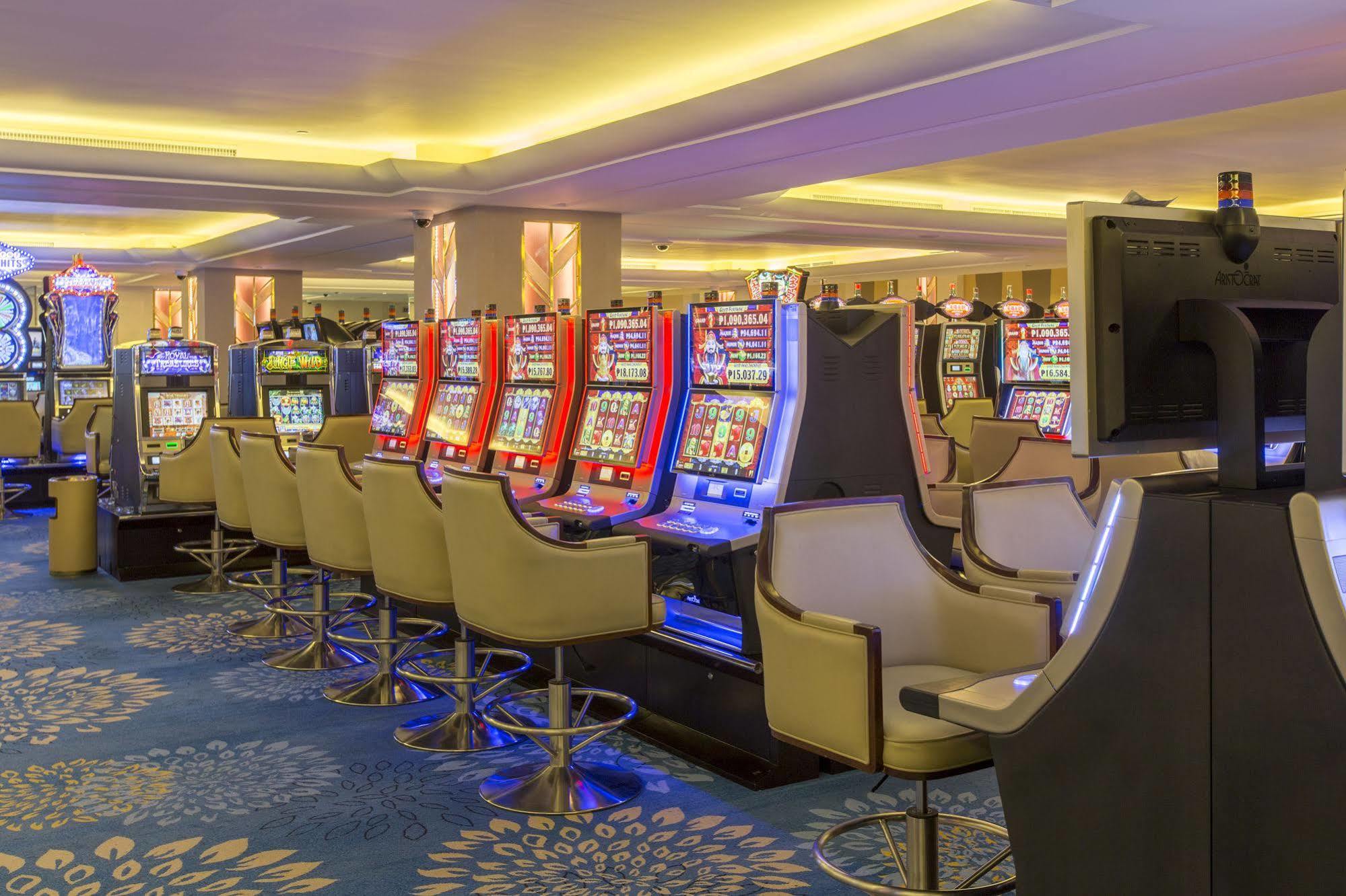 Royce Hotel & Casino Clark Field Exteriör bild